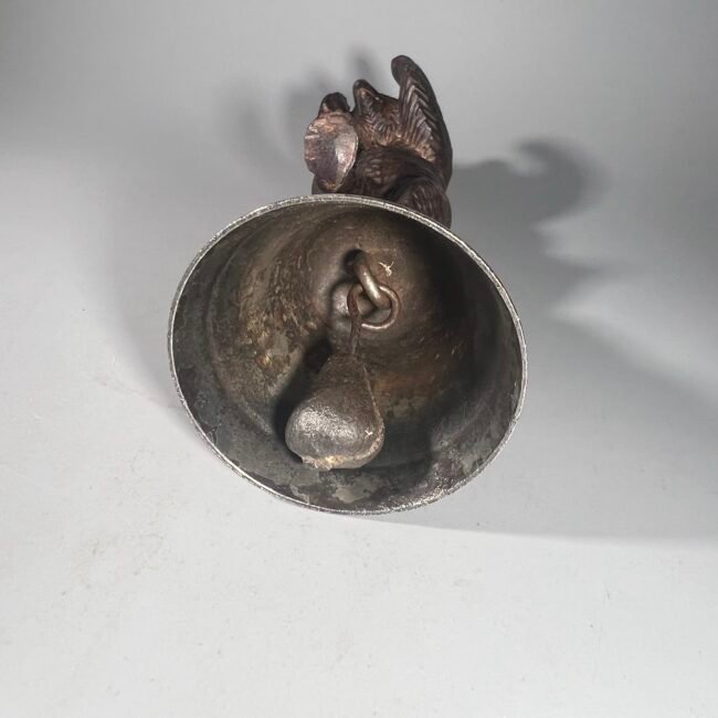 Varpelis-statulele-sokanti-meska-lokys-antikvarinis-193020m.205.jpg Varpelis-statulele-sokanti-meska-lokys-antikvarinis-193020m.205.jpg