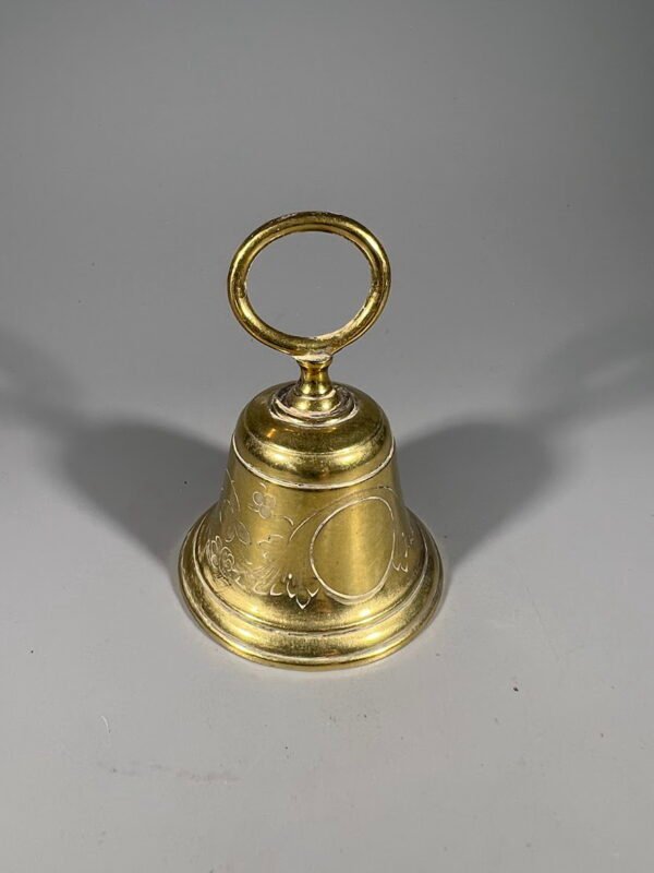 Varpelis su rankena žalvarinis. Kaina 17