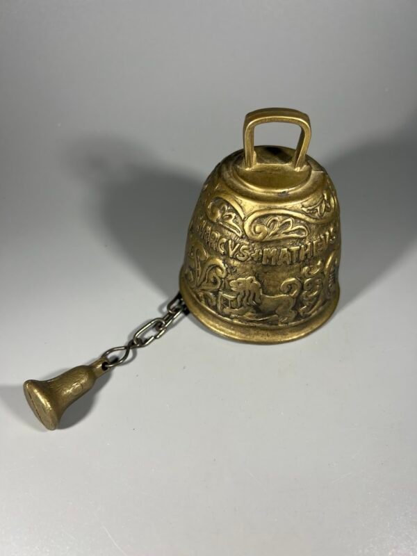 Varpelis nuostabaus skambėjimo, varpas bronzinis, žalvarinis su grandinėle skambinimui, vintažinis. Kaina 68