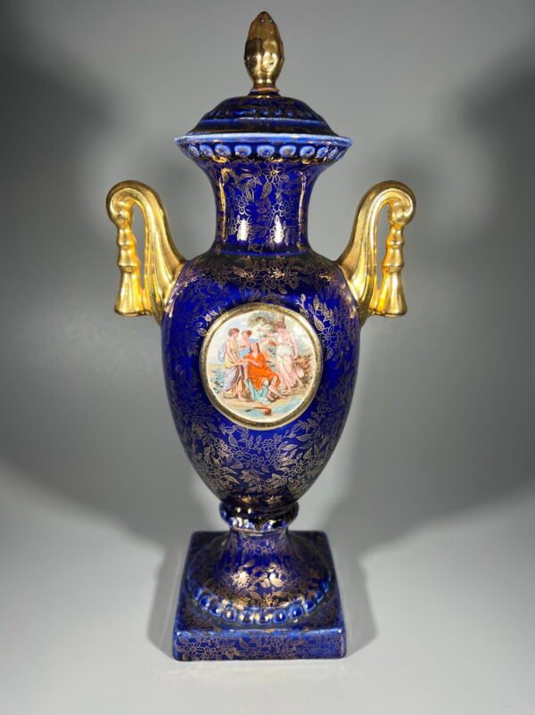 Vaza su dangčiu, urna porcelianinė, antikvarinė, angliška. PORCELAIN VICTORIAN VASE/URN BY EMPIRE WARE, STOKE-UPON-TRENT, ENGLAND. 1930 m. Kaina 88