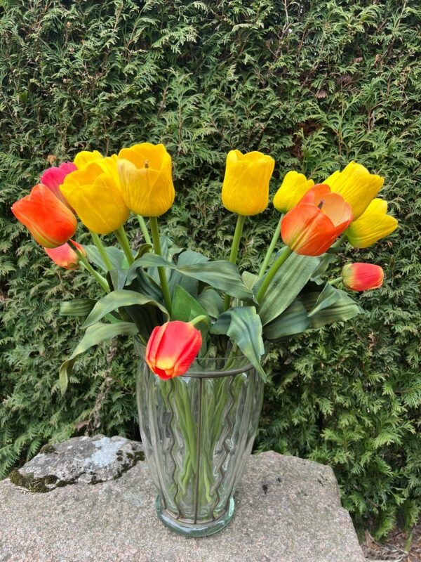 Vaza stiklinė, didelė su dirbtinėmis tulpėmis. Vokietija. Kaina 68 už viską, perkant atskirai vaza 46, tulpės po 4