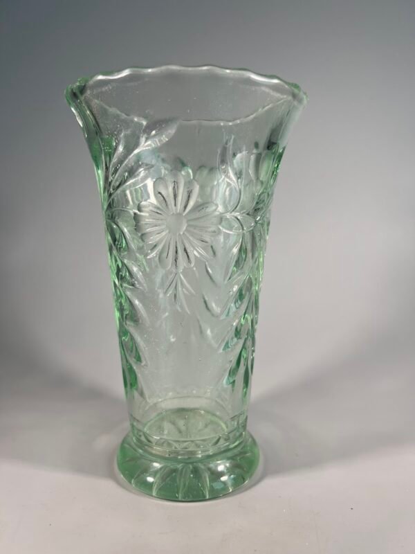 Vazelė, vaza žalio stiklo puošta reljefinėmis gėlėmis. Kaina 18