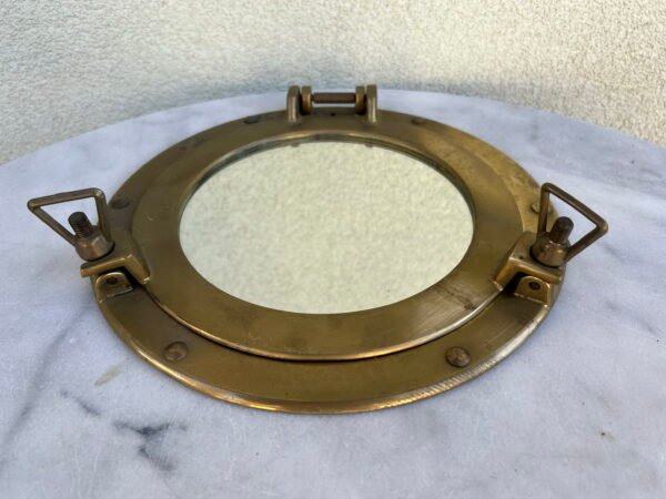 Laivo bronzinis iliuminatorius - veidrodis atidaromas. Svoris 1,2 kg. Kaina 78