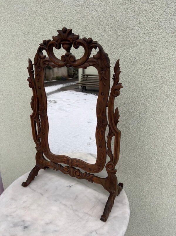 Veidrodis medinis, antikvarinis, stalinis, pasatatomas, puoštas gausiais drožiniais. Kaina 187