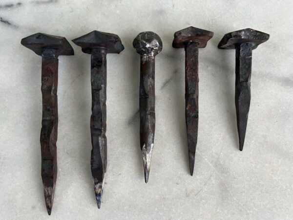 Vinis, vinys kaltiniai, kalviški. Ilgis 14 iki 10 cm. Kaina po 6