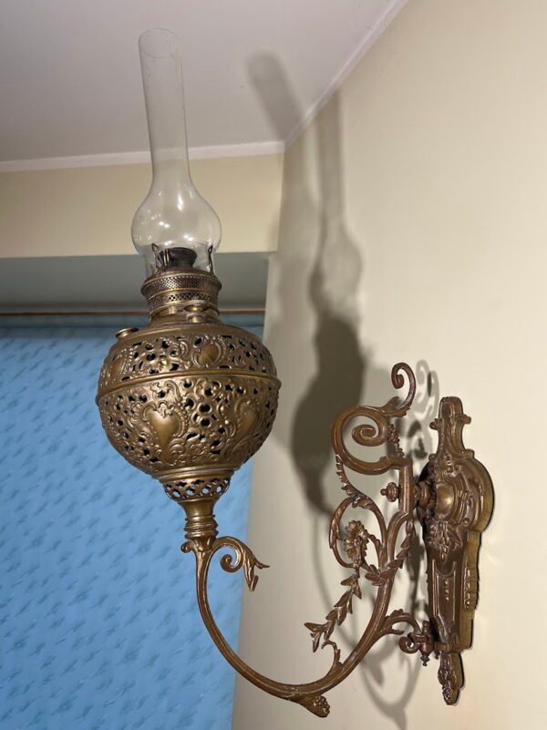 Lempa žibalinė, sieninė, antikvarinė, puošta ažūriniais raštais, prancūziška. Apie 1900 m. Kaina 288