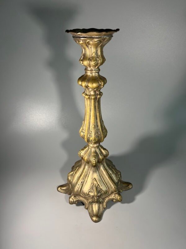 Žvakidė antikvarinė, baroko stiliaus, sunki. Svoris 1,3 kg. Kaina 93