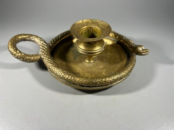 Žvakidė antikvarinė Gyvatė, bronzinė, žalvarinė, suformuota gyvatės pavidalu. Svoris 550 g. Kaina 88