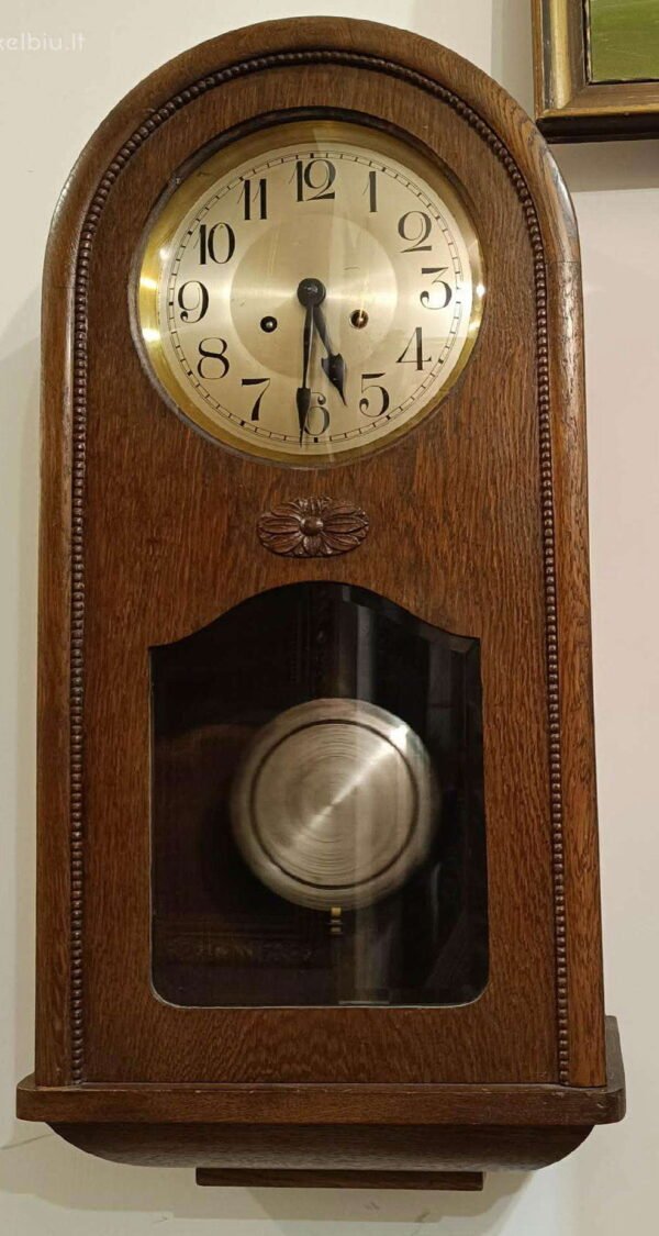 Laikrodis antikvarinis Kienzle, vokiškas, pakabinamas, švytuoklinis, 5 stygų. 1920-1940 m. Veikiantis. Kaina 158