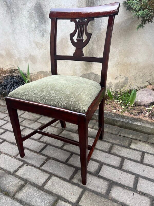 Kėdė antikvarinė, restauruota, lyros formos atlošu. Kaina 87