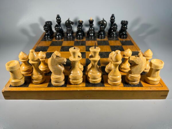 Šachmatai mediniai su medine šachmatų lenta, komplektas, sovietiniai, tarybinių laikų. 1970-1980 m. Kaina 21