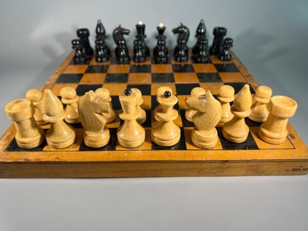 Šachmatai mediniai su medine šachmatų lenta, komplektas, sovietiniai, tarybinių laikų. 1970-1980 m. Kaina 38