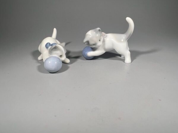 Statulėlė Metzler & Ortloff, M&O, vokiškos porcelianinės kačiukų figūrėlės, 2 vnt. Kaina 43 už abi