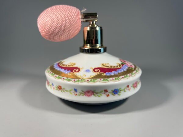 Buteliukas, purškiklis kvepalams, odekolonui porcelianinis, su gumine kriauše, purkštuku, DEPOS, italų studijos, dekoravusios prancūzišką porcelianą, vintažinis. Veikiantis. Kaina 43