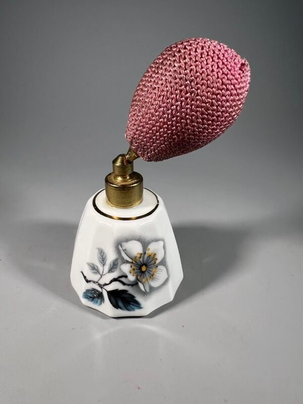 Buteliukas, purškiklis kvepalams, odekolonui porcelianinis, su gumine kriauše, purkštuku, Genuine Porcelain. Made in Austria, 1950–1970 m., vintažinis. Veikiantis. Kaina 33