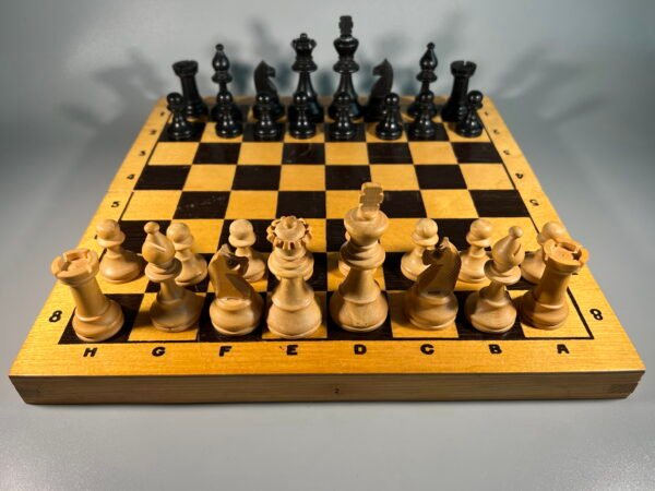 Šachmatai mediniai su medine šachmatų lenta, komplektas, sovietiniai, tarybinių laikų. 1970-1980 m. Kaina 48