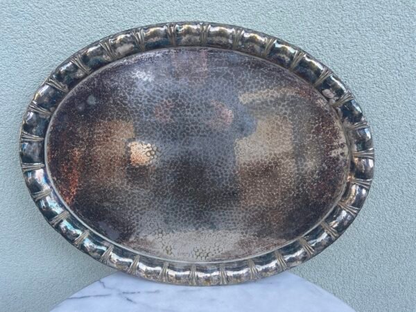 Padėklas antikvarinis, ovalus, serviravimo, sidabruotas su dekoratyviniu faktūriniu, kaltiniu paviršiumi ir raižytais kraštais. Didelis: 45 x 60 cm. Kaina 56