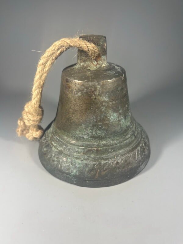 Varpelis carinės Rusijos imperijos laikų su užrašu: „Купи нискупись езди веселись”. Užrašas senąja rusų kalba. Storasienis, neskilęs, netrūkęs. Svoris 750 gr. Kaina 96