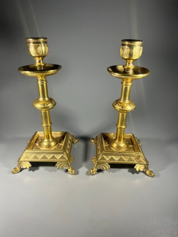 Žvakidės bronzinės, žalvarinės puoštos ornamentais, antikvarinės, 2 vnt. Kaina 98 už abi.