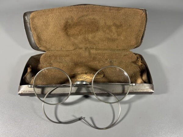 Akiniai su dėklu antikvariniai. Kaina 78