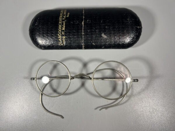 Akiniai su dėklu antikvariniai, įtrūkus kojelė. Kaina 28