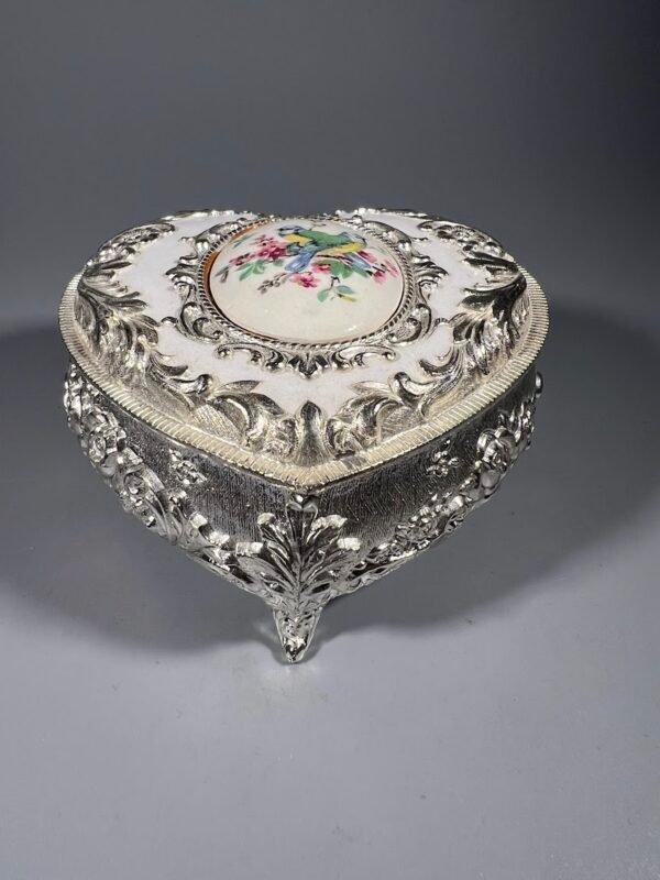 Dėžutė papuošalams metalinė, širdelės formos, dengta balta emale, japoniška. Kaina 26