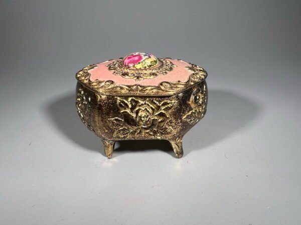 Dėžutė papuošalams metalinė, dengta rausva emale, japoniška. Kaina 23