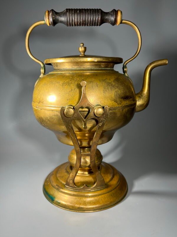 Arbatinukas žalvarinis su stovu ir pakaitinimu, Art Nouveau stiliaus. švediškas, Skultuna, Nr. 3. 1890 - 1910 m. Kaina 113