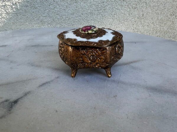 Dėžutė papuošalams metalinė, dengta balta emale, japoniška. Kaina 23