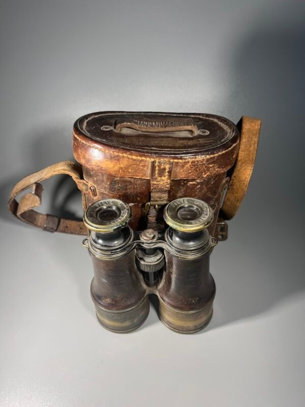Žiūronai su odiniu dėklu, antikvariniai. Žiūronai LEMAIRE FABT. PARIS, dėklas 1916 m. Pirmojo pasaulinio karo laikų. Veikiantys. Kaina 128 už viską