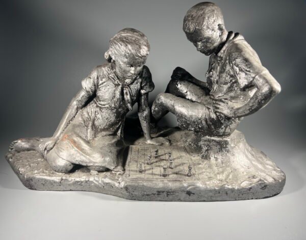 Statulėlė Pionieriai žaidžia šachmatais, sovietinė, tarybinių laikų. Svoris 3,2 kg. Kaina 387