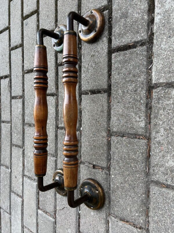 Antikvarinių, masyvių durų rankenų komplektas, 2 vnt. Kaina 188