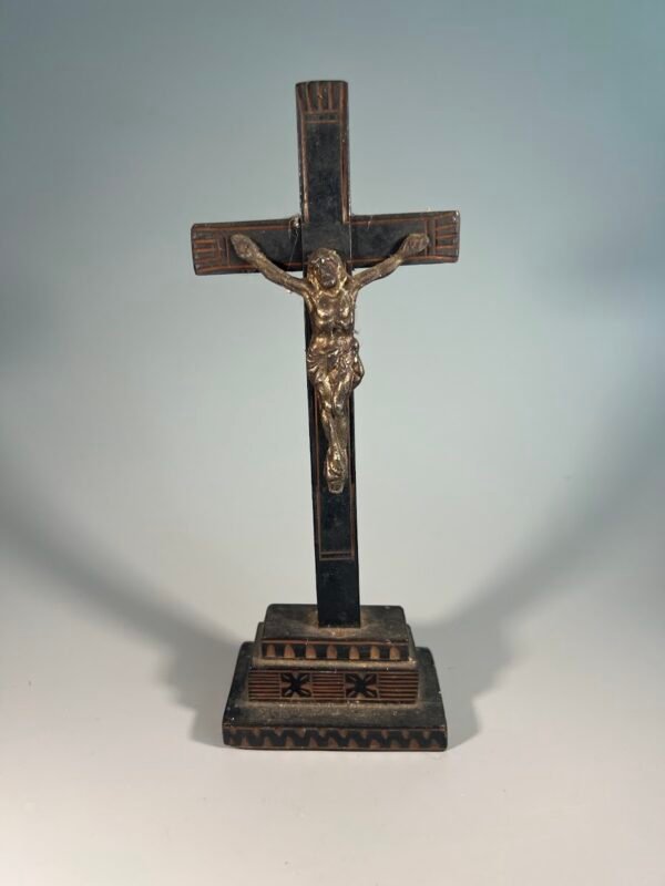 Pastatomas kryžius, krucifiksas, medinis, drožinėtas, lietuviškas. Dzūkija. Kaina 16