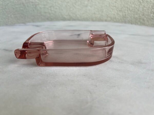 Peleninė rožinio presuoto stiklo, antikvarinė, tarpukario laikų. Art Deco stiliaus. Kaina 53