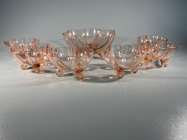 Desertų, vaisių, riešutų serviravimo rinkinys antikvarinis, tarpukario laikų, Art Deco stiliaus, plono rožinio stiklo. Kaina 108 už viską.