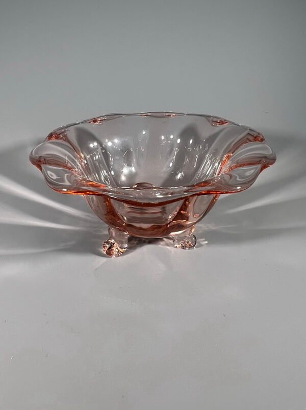 Dubenėlis su trimis kojelėmis, antikvarinis, tarpukario laikotarpio, Art Deco stiliaus, rožinio stiklo. Kaina 17