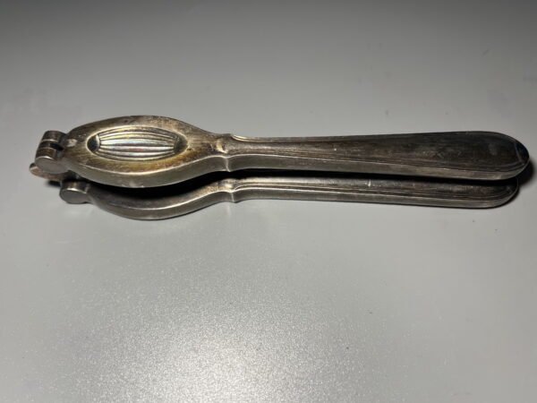 Gliaudyklė antikvarinė riešutų, Art Deco stiliaus, sidabruota, tvirta. Kaina 28