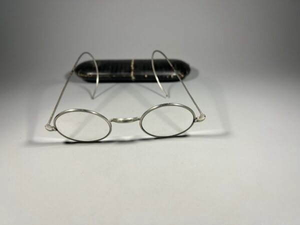 Akiniai su dėklu antikvariniai, skaitymo. Kaina 83