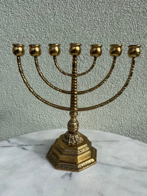 Menora, žvakidė religinė, bronzinė, antikvarinė 7 šakų. Svoris 1,6 kg. Kaina 66
