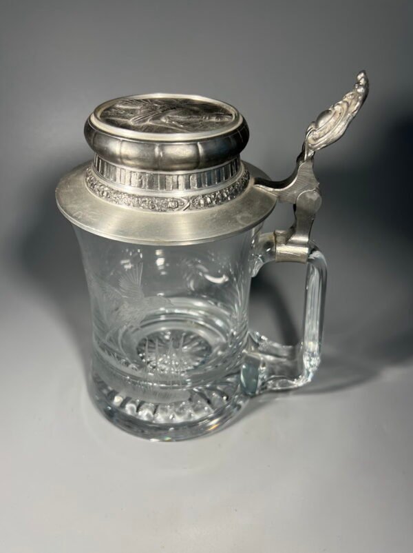 Bokalas stiklinis alaviniu dangčiu, graviruotu stiklu, medžioklės tema, vokiškas BMF Schnapskrugerl. 1970–1989 m. 0,5 l. Kaina 38