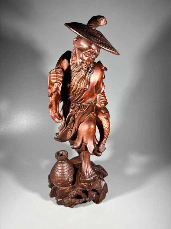 Statulėlė Išminčius, raudonmedžio medienos, rankų darbo, kinų folkloro skulptūra. Aukštis 32 cm. Kaina 128