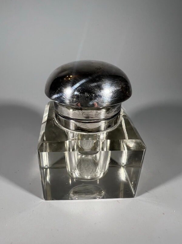 Rašalinė antikvarinė pjaustyto stiklo, metaliniu dangteliu, komplektas, Art Deco stiliaus. Kaina 38