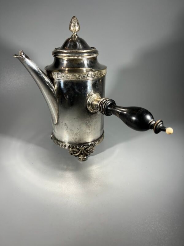 Kavinukas su rankena, indas šokoladui antikvarinis, sidabruotas. Kaina 58