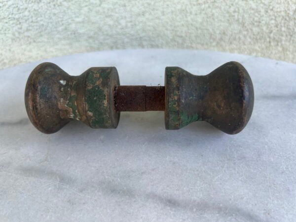 Durų rankena su ašimi, antikvarinė, bronzinė, masyvi. Kaina 33