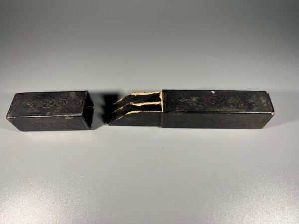 Skustuvų dėklas antikvarinis skirtas dviems skustuvams, puoštas ornamentais. Kaina 22