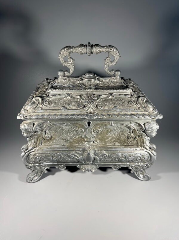 Skrynelė, dėžutė, antikvarinė, pagaminta iš alavo, pewter lydinio, sunki, 3,2 kg. Kaina 138