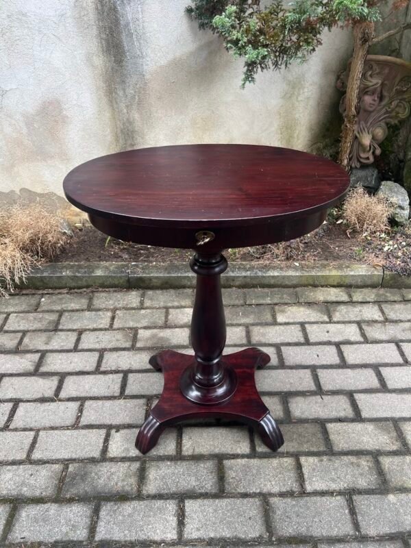 Staliukas su rakinamu stalčiuku, nedidelis kavos, stovelis, antikvarinis, restauruotas. Kaina 88