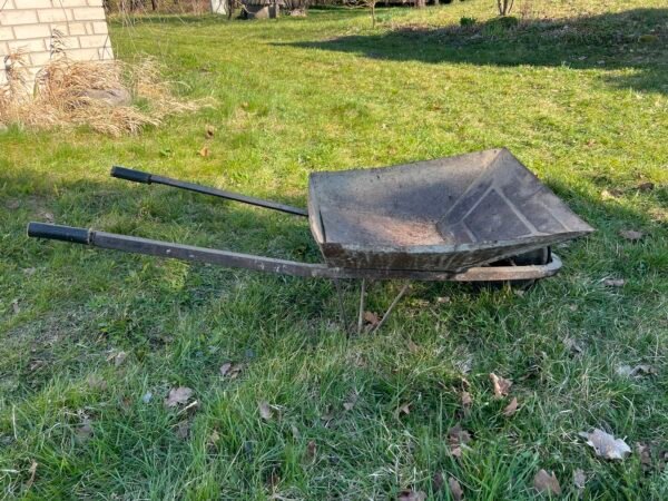 Karutis metalinis, storos ir tvirtos skardos, tinkamas naudolimui. 1960 m. Kaina 73