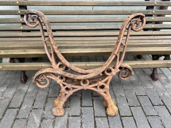 Suolo kojos špižinės, ketaus sovietinės, tarybinių laikų. Kaina 143 už abi.