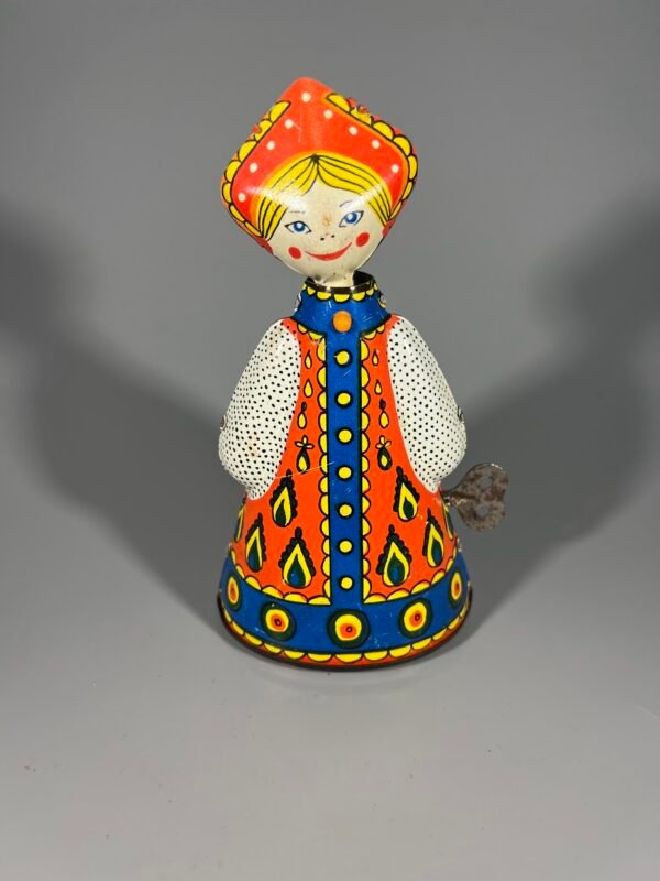 Lėlė Alionuška, Аленушка, skardinė besisukanti sovietinė, tarybinių laikų mechaninis, skardinis žaislas.1960–1989 m. Kaina 43